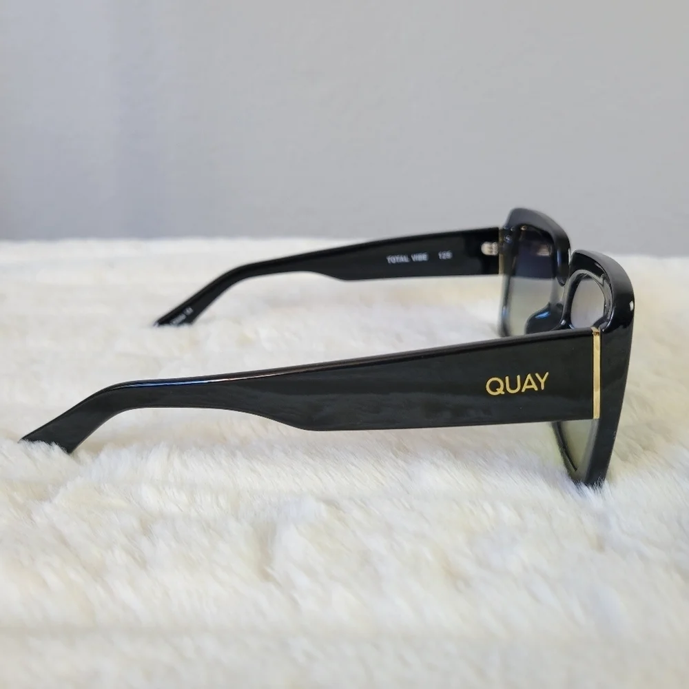 QUAY // ltd ed paris hilton collab oversized premium injection square sunglasses